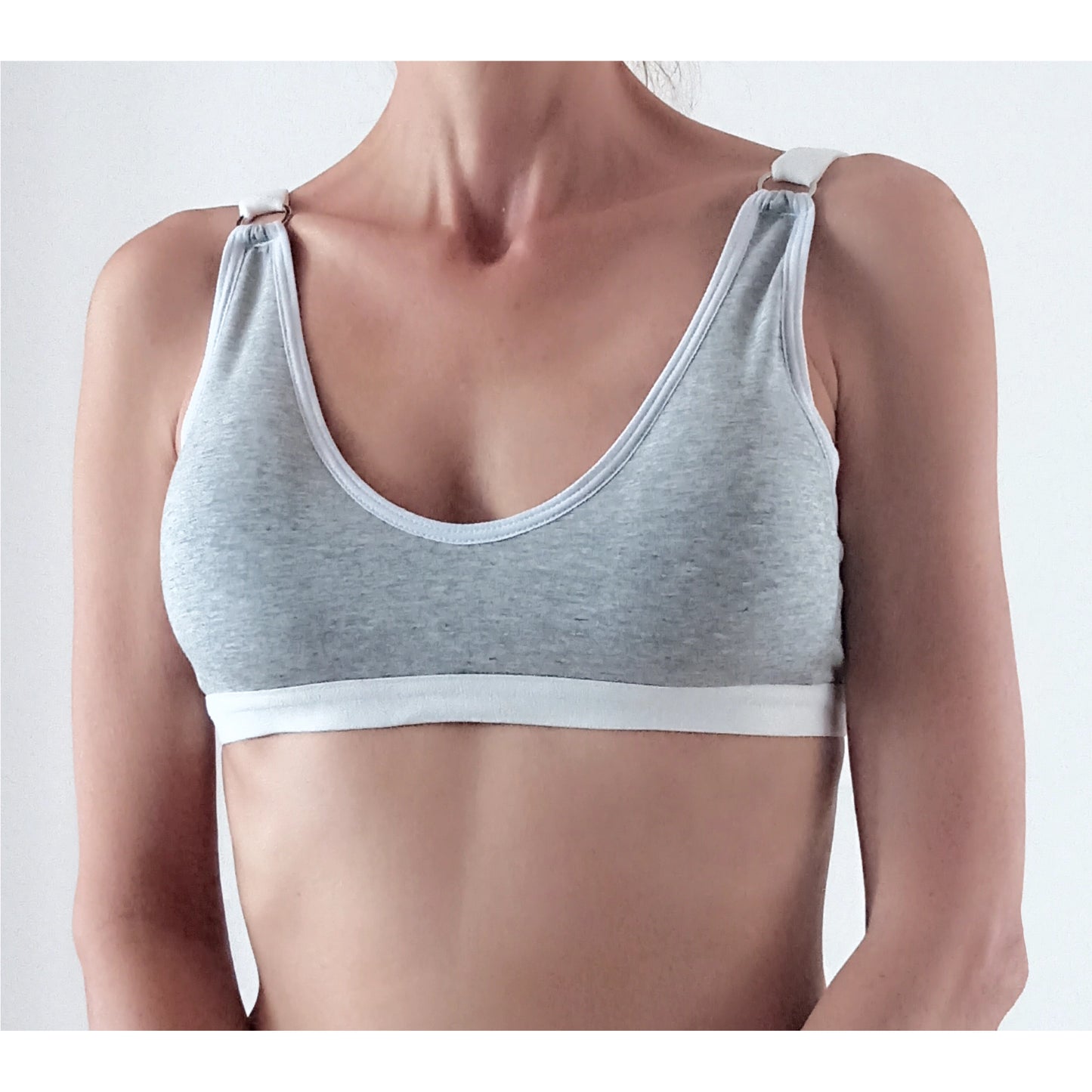 : Top en algodón sin varillas, con espuma removible y cargaderas anchas.